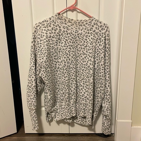 Abercrombie & fitch size small leopard sweater - Picture 1 of 5